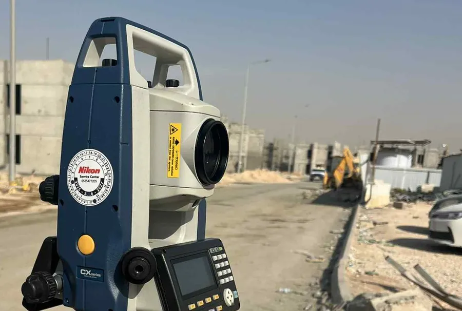 جهاز الرفع المساحي في الموقع